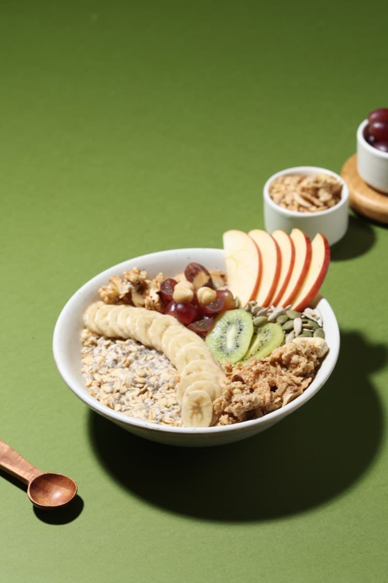 Oatmeal with fruit and nuts